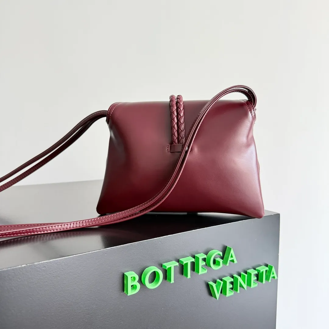 Batch 1520 BOTTEGA VENETA 2025 women's mini LIBERTA crossbody bag, the smallest size is shipped! ! Summer is here, how can you go out and play without a small bag? The "Freedom" series has the advantage of not being picky about seasons. I really like it. A small bag with a generous temperament is an indispensable item for every girl to perfectly adapt to the variety of summer outfits. The high-quality leather reveals a delicate luster. The U-shaped high-quality hardware design is enlarged in this size, which is the finishing touch. Whether it is attending a banquet or daily travel, it can show off the taste. Style No.: 826147 Size: 24*15.5*5cm